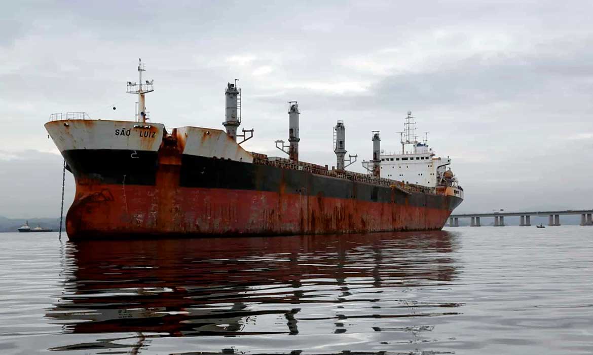 Juiz ordenou em 2021 remoção de navio