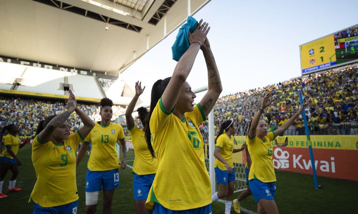 Seleção feminina bate Canadá nos acréscimos