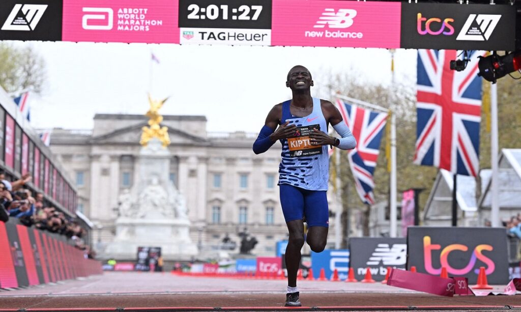 Kevin Kiptum vence a maratona de Londres com o segundo melhor tempo da história.