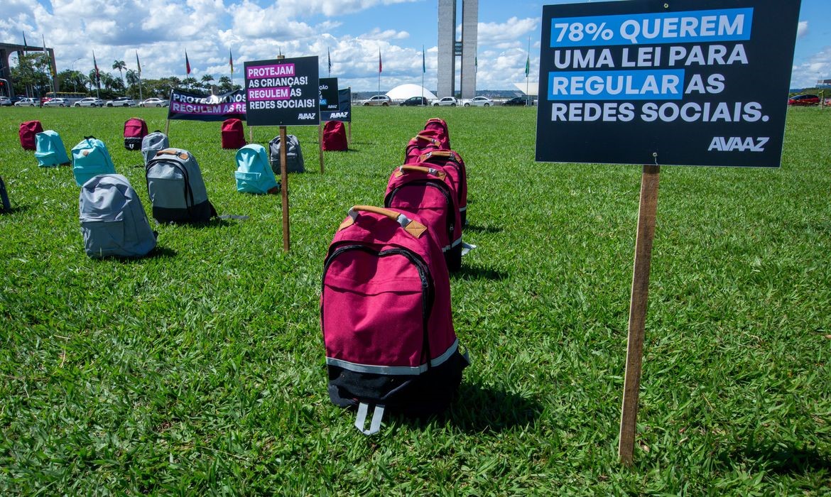 Ato no gramado do Congresso lembra vítimas de ataques em escolas.
