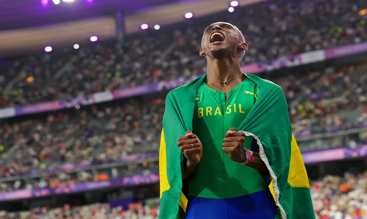 Alison Santos conquista bronze olímpico nos 400 com barreiras em Paris